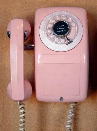 różowy telefon