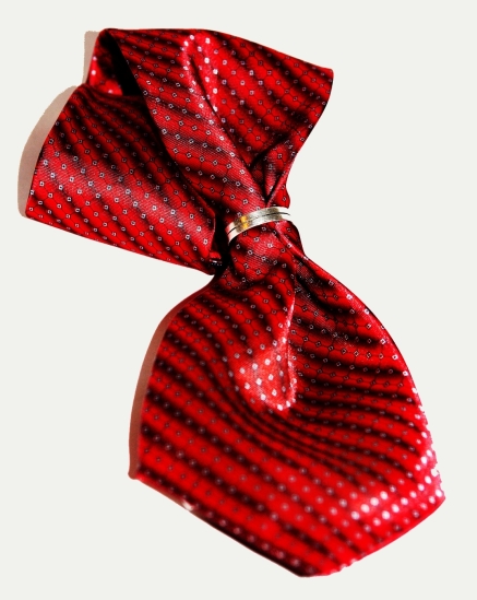 czerwony jedwabny krawat